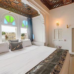 Heritage King Room